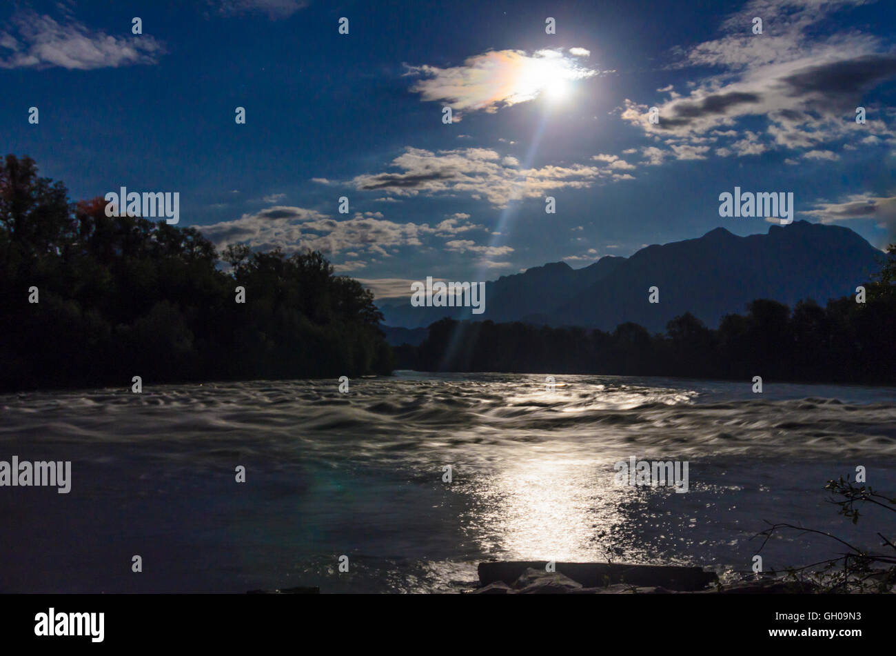 Kuchl: valle Salzach con vistas al río Salzach Hagengebirge en luna llena, Austria, Salzburgo Tennengau Foto de stock
