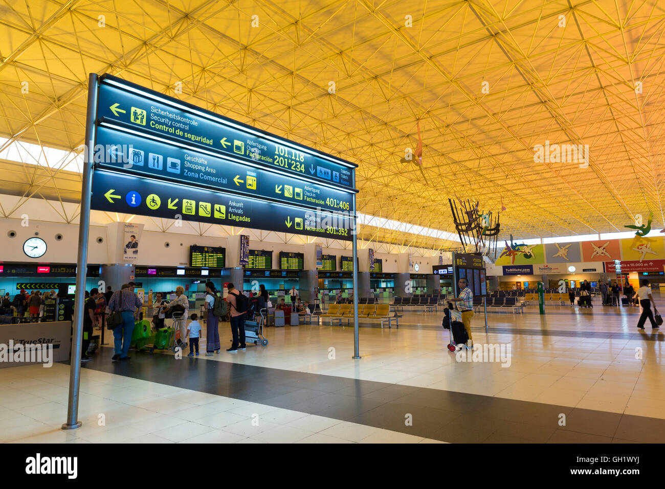 LAS PALMAS DE GRAN CANARIA, España - 4 de agosto de 2016: Los pasajeros en  la sala de facturación del aeropuerto de Las Palmas, capital de la isla de  Gr Fotografía de stock - Alamy