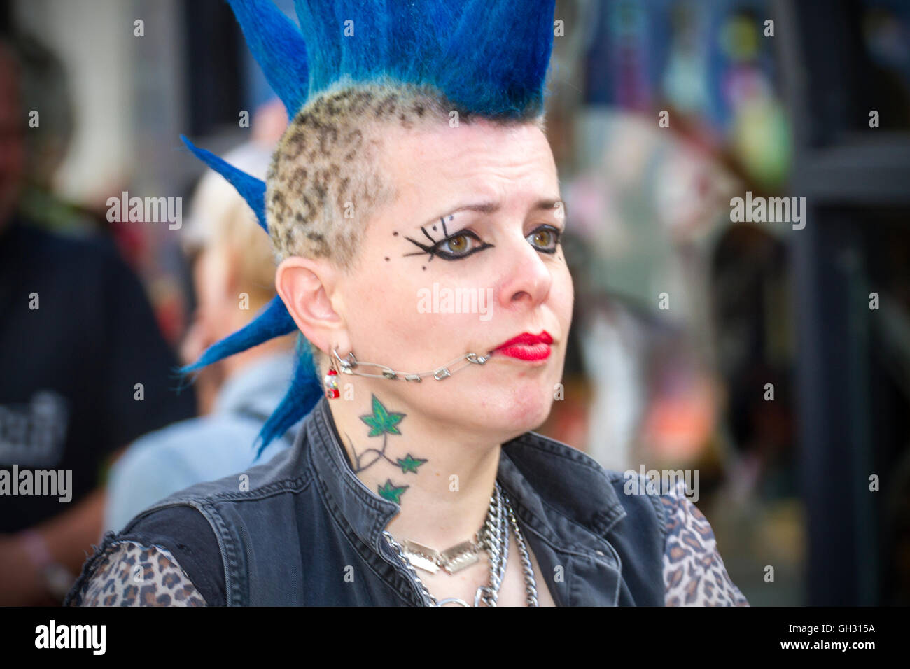 Un punk rock festival rebelarse rebelde rebelión Blackpool spike spiked  puntiagudos supervivientes mohawk peinado cabello proscribir steampunk doc  martens basculante roca Fotografía de stock - Alamy