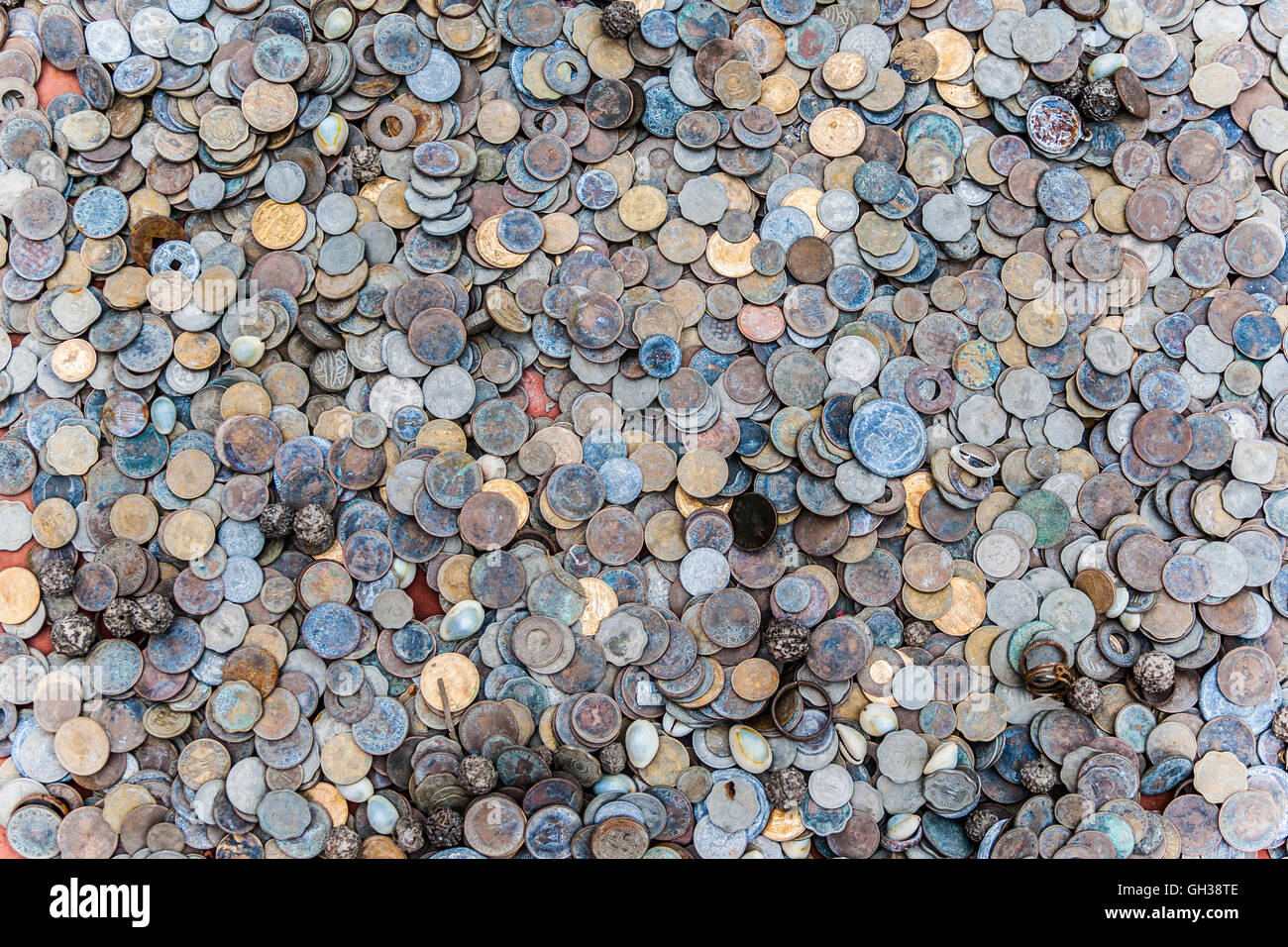 Un montón de monedas sueltas en rupias indias. Foto de stock