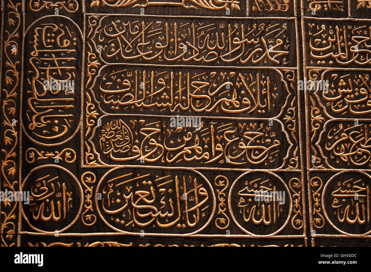 El alfabeto árabe en la cubierta negra de la "piedra negra" Foto de stock