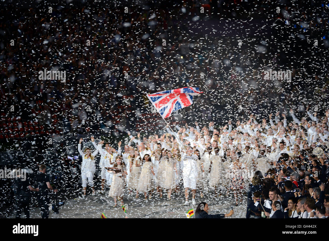 Equipo de Gran Bretaña entrando en el Estadio Olímpico durante la ceremonia de apertura de los Juegos Olímpicos de Londres. Foto de stock