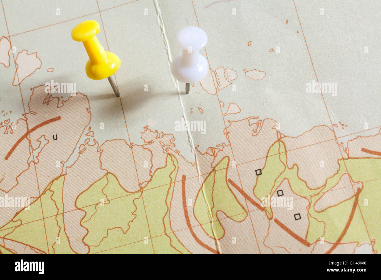 Chinchetas que muestra la ubicación de un punto de destino en un mapa Foto de stock