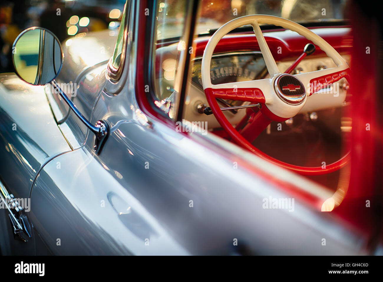 Vista del panel de instrumentos de un 1955 Classic Chevrolet Pick up truck Foto de stock