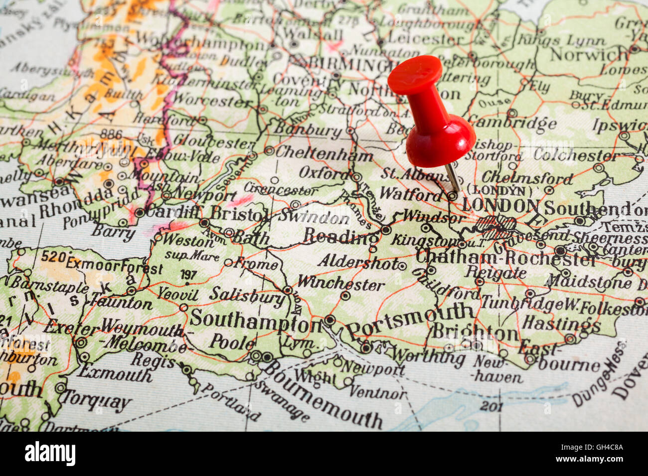 Empuje el pasador rojo que indica la ubicación de un punto de destino en un mapa. Londres Foto de stock