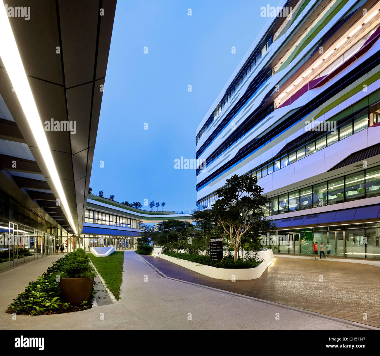 Los espacios de circulación exteriores iluminados. Singapur Universidad de Tecnología y diseño, Singapore, Singapur. Arquitecto: UNStudio, 2015. Foto de stock