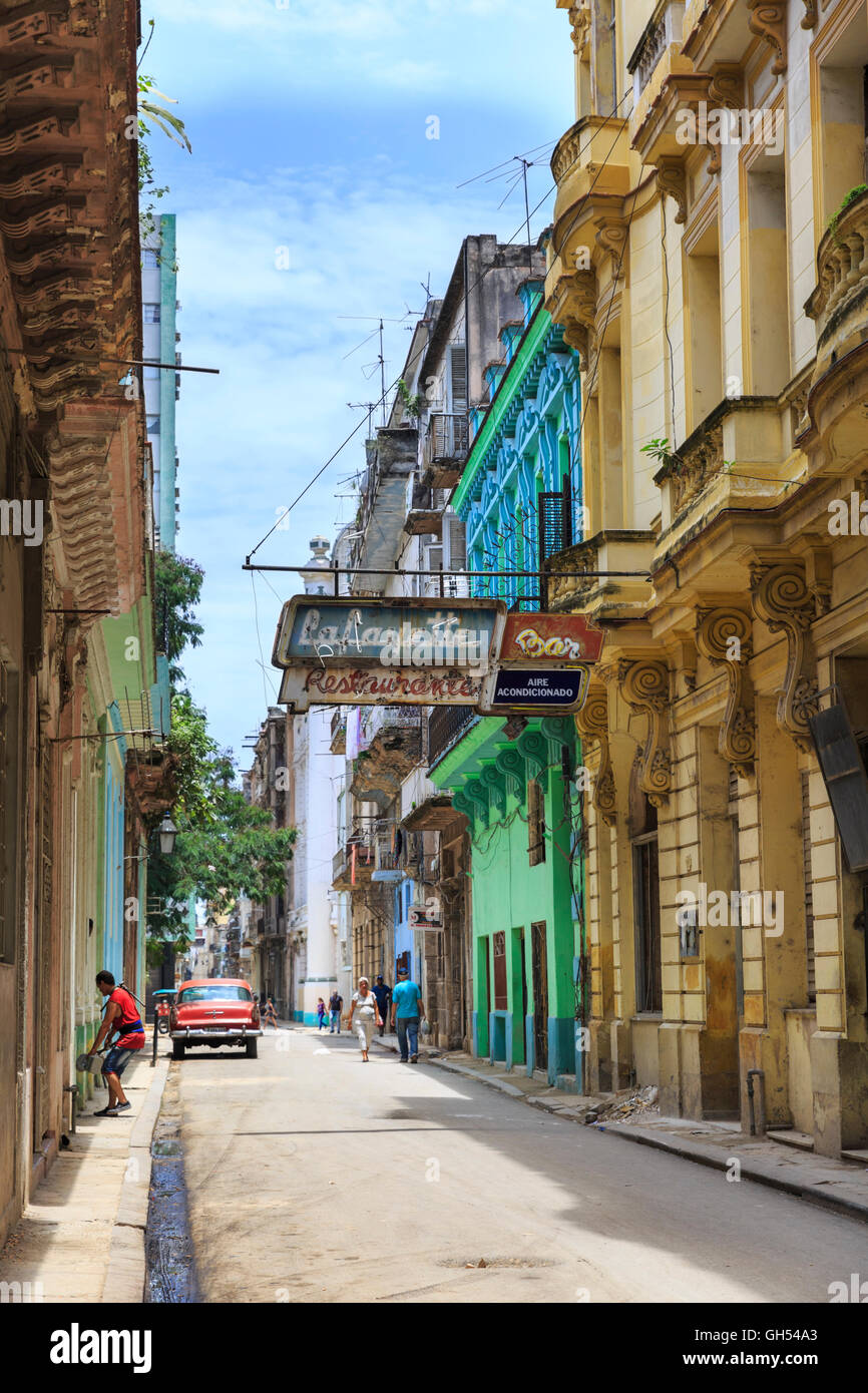 Escena de una calle de casas históricas en La Habana Vieja, La Habana Vieja, Cuba Foto de stock