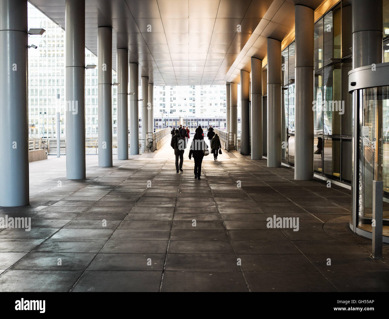 La gente caminando al trabajo en La Défense (París). Foto de stock