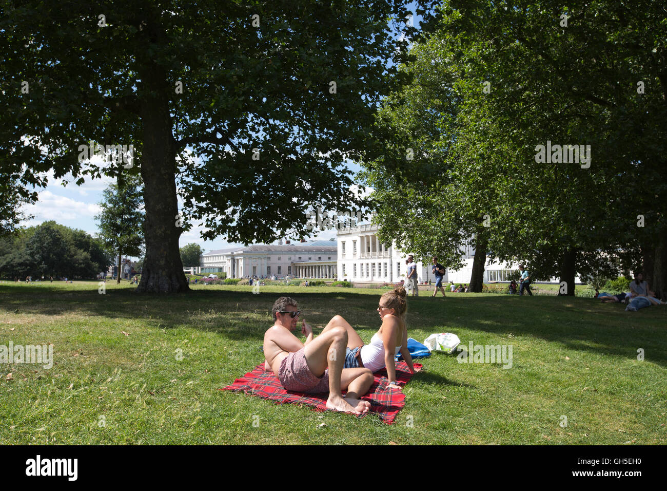 Pareja disfrutando del verano caluroso en Greenwich Park, el sureste de Londres, Inglaterra, Reino Unido. Foto de stock