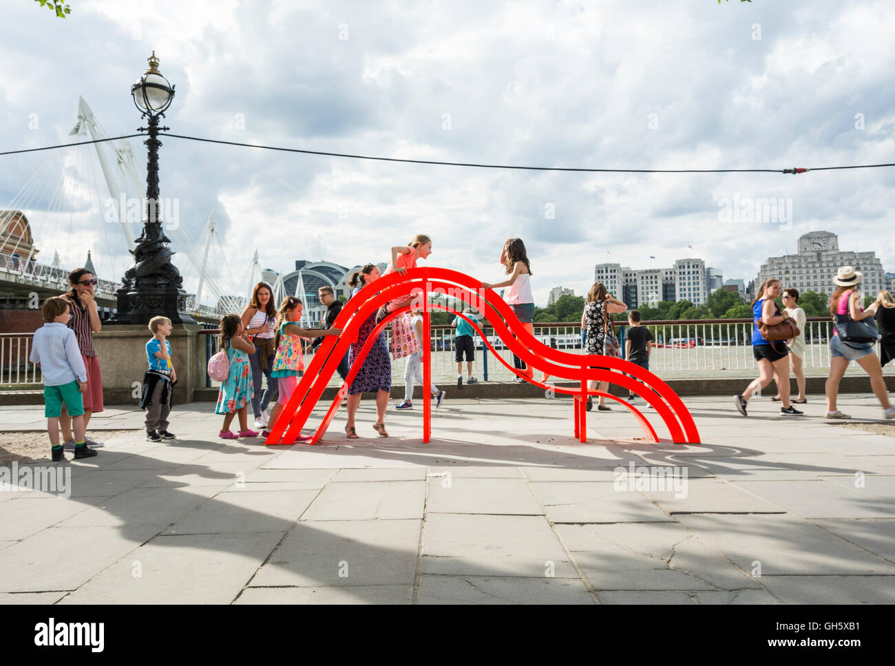 Niños jugando en uno de de Jeppe Hein modificado Social de bancos en Londres del Banco del Sur, SE1, REINO UNIDO Foto de stock