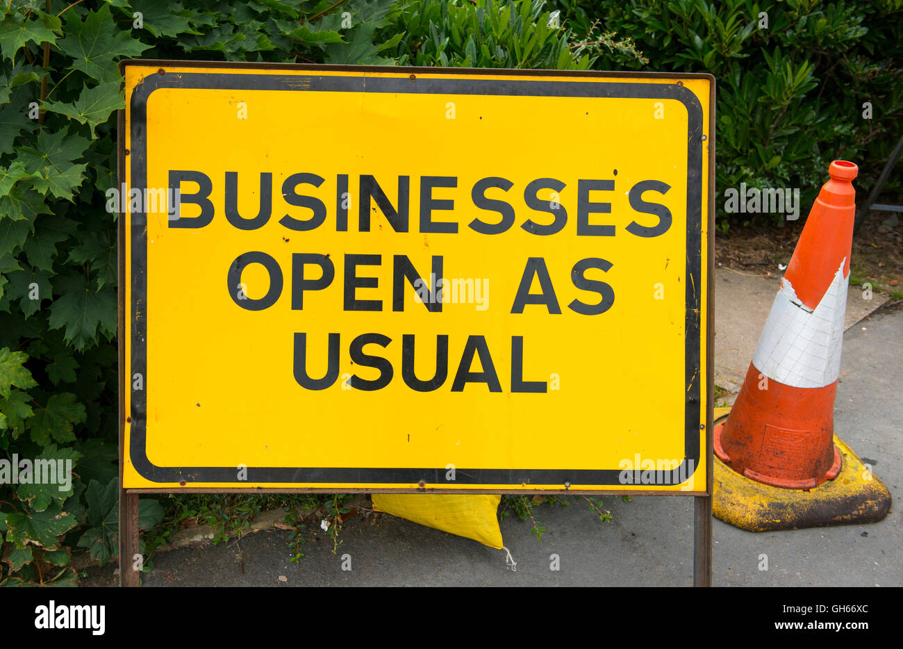 Las empresas abiertas como de costumbre firmar en Church Stretton, Shropshire, Inglaterra, Reino Unido. Foto de stock