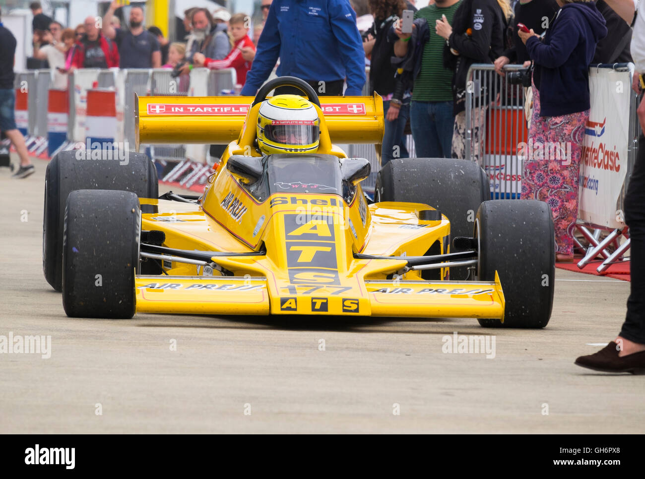 ATS de coche de carreras de F1 de Christian Perrier en el paddock en FIA Histórico Masters carrera de Fórmula 1, 2016 caso clásico de Silverstone. Foto de stock