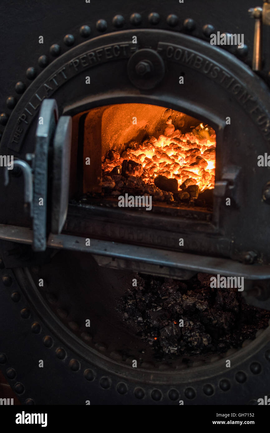 La quema de carbón en el horno para suministrar calor a un motor a vapor en la estación de bombeo de papplewick Foto de stock