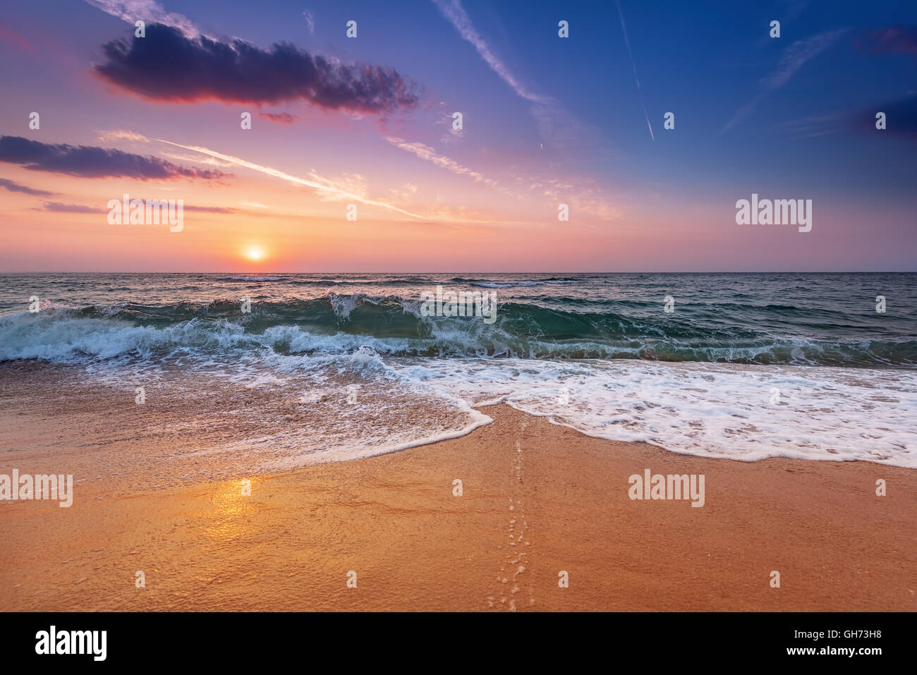 Amanecer luz que brilla en las olas del océano. Foto de stock