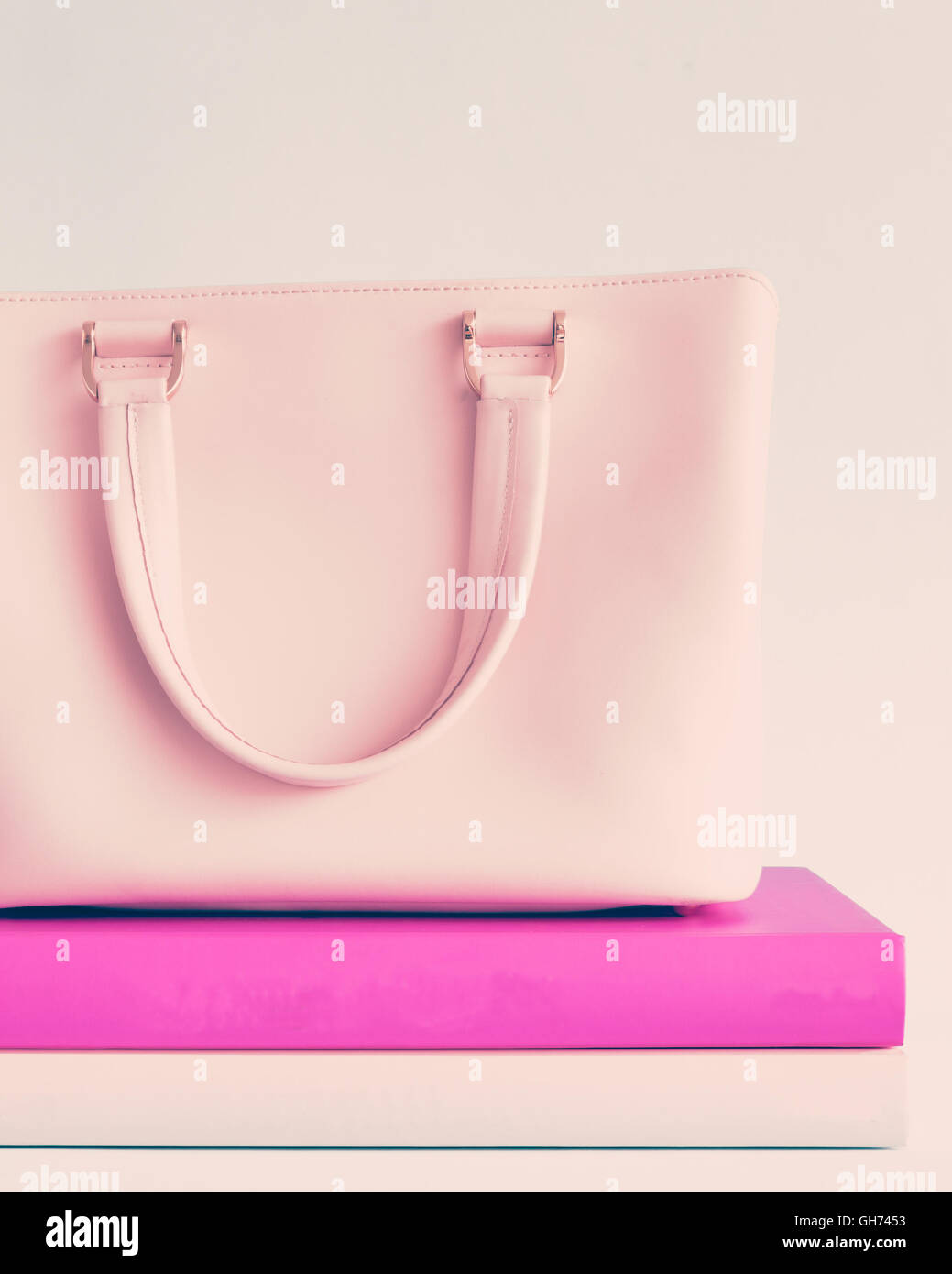 Louis Vuitton bolso en color rosa de fondo Fotografía de stock - Alamy