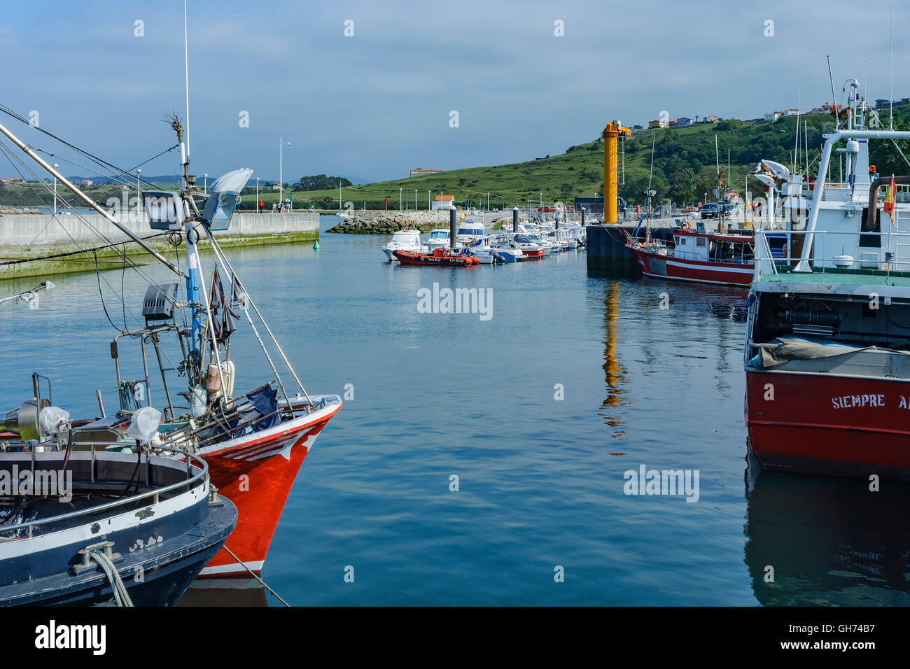 Puerto deportivo y pesquero de Suances, Cantabria, ESPAÑA Fotografía de  stock - Alamy