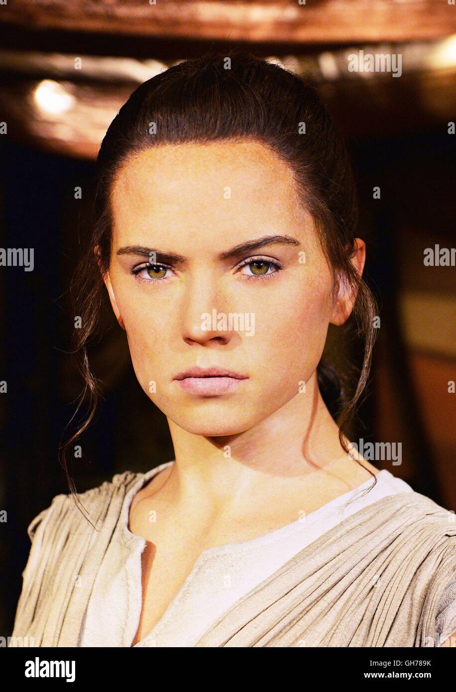 La nueva figura de cera de Star Wars: La Fuerza despierta Rey, personaje interpretado por la actriz Daisy Ridley, va en exhibición en el museo Madame Tussauds en Londres Fotografía de stock - La nueva figura de cera de Star Wars: La Fuerza despierta Rey, personaje interpretado por la actriz Daisy Ridley, va en exhibición en el museo Madame Tussauds en Londres Fotografía de stock -