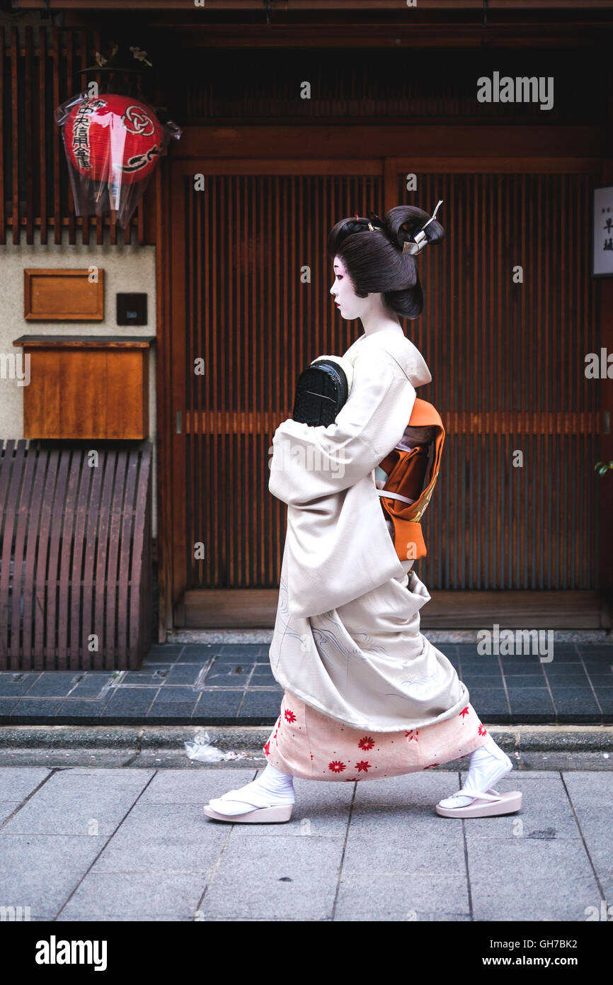 La belleza de una Geisha en la streeets de Kyoto, Japón Foto de stock