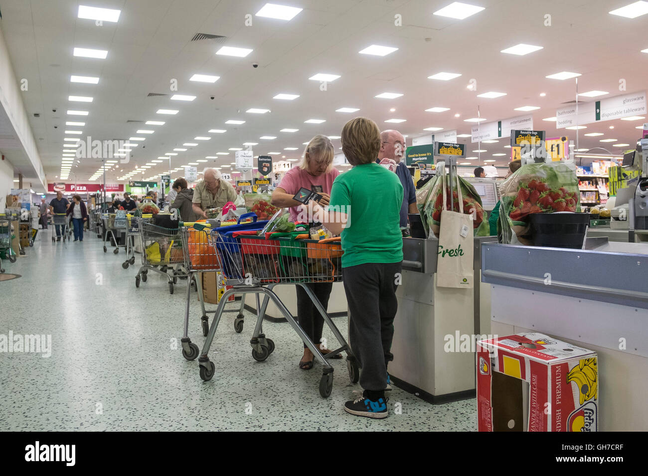 Los clientes de compras en un supermercado Morrison. Foto de stock