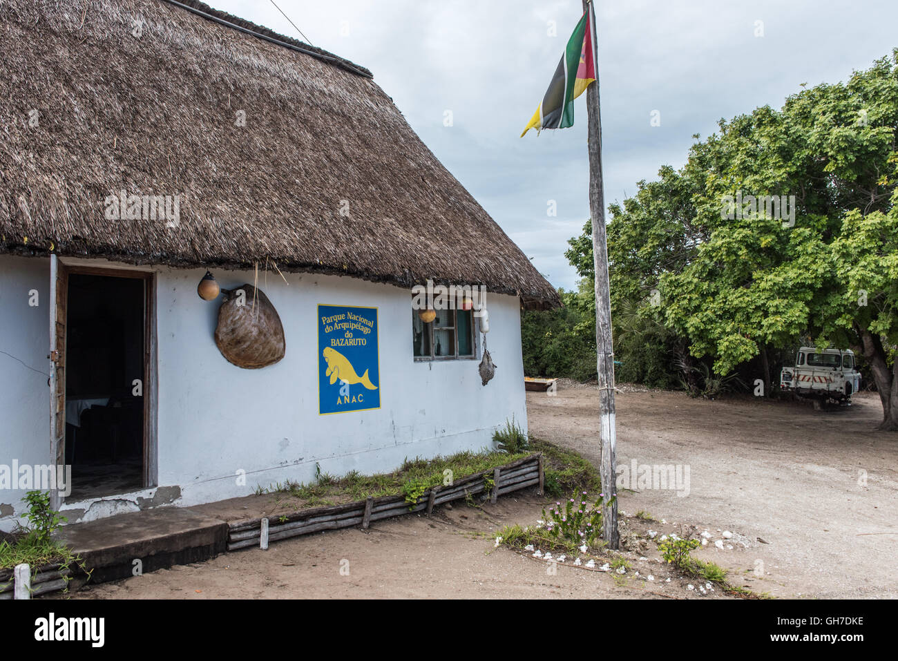 Oficina del Parque Nacional Archipiélago de Bazaruto en isla Benguerra Mozambique Foto de stock