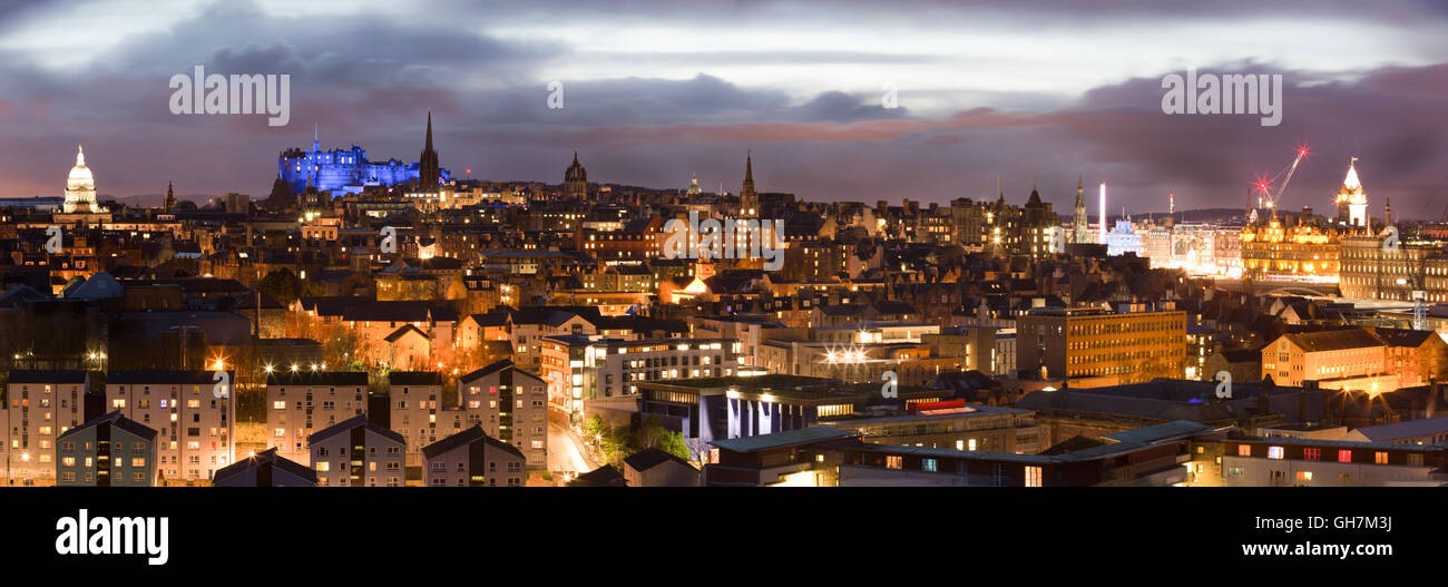 Una vista panorámica del castillo de Edimburgo y el casco antiguo de la ciudad en la noche Foto de stock