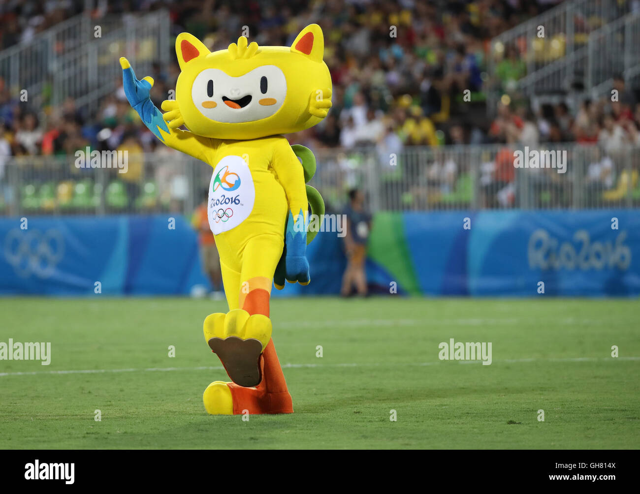 Rio De Janeiro Brasil 8 Ago 16 Mascota Olimpica Vinicius Camina Sobre El Tono Antes De La Mujer De Rugby Sevens Medalla De Oro Partido Entre Australia Y Nueva Zelanda En Los