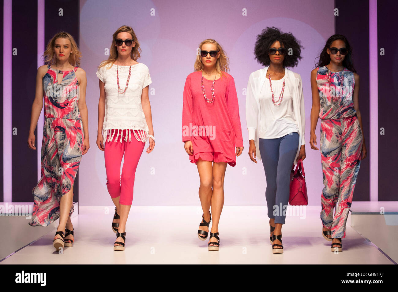 Modelos de moda vistiendo los diseños de mármol en el womenswear catwalk en moda Primavera Verano 2017, NEC Birmingham, Reino Unido. Crédito: Antony Ortiga/Alamy Live News Foto de stock