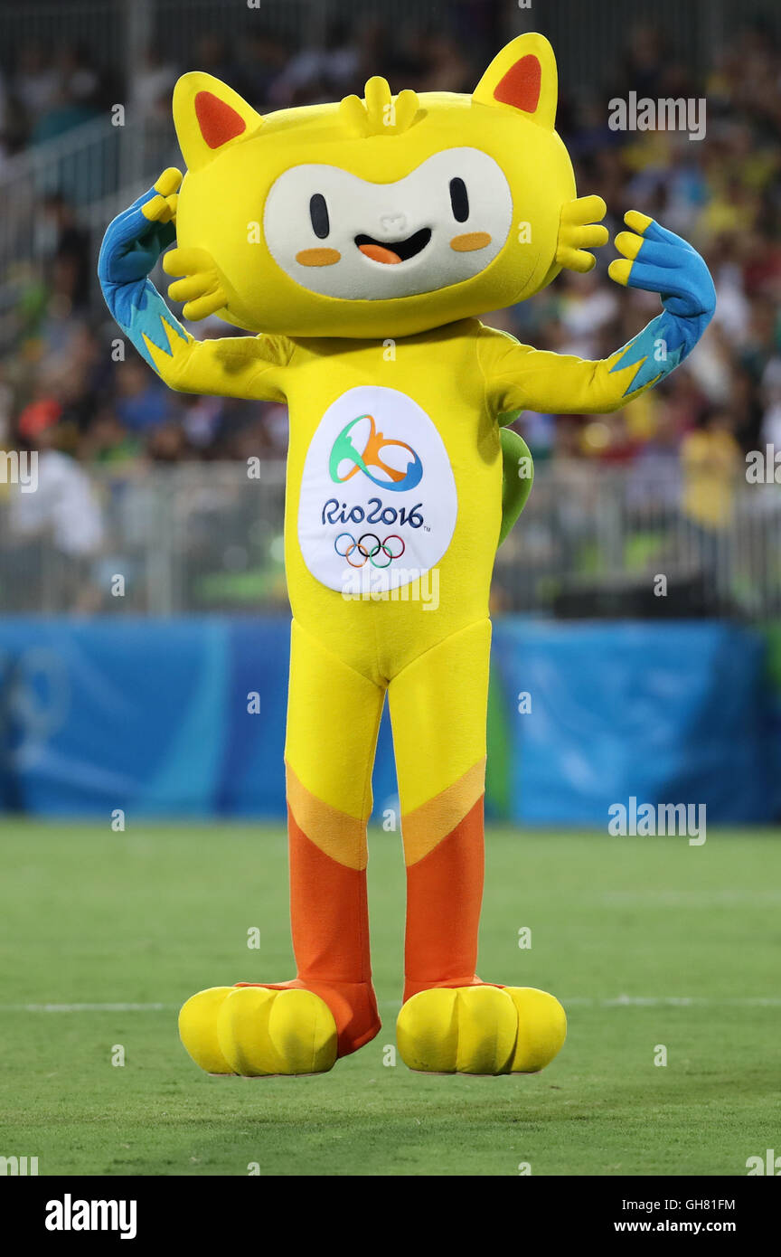 Río de Janeiro, Brasil. 8 ago, 2016. Mascota olímpica Vinicius camina sobre  el tono antes de la mujer de Rugby Sevens medalla de oro partido entre  Australia y Nueva Zelanda en los