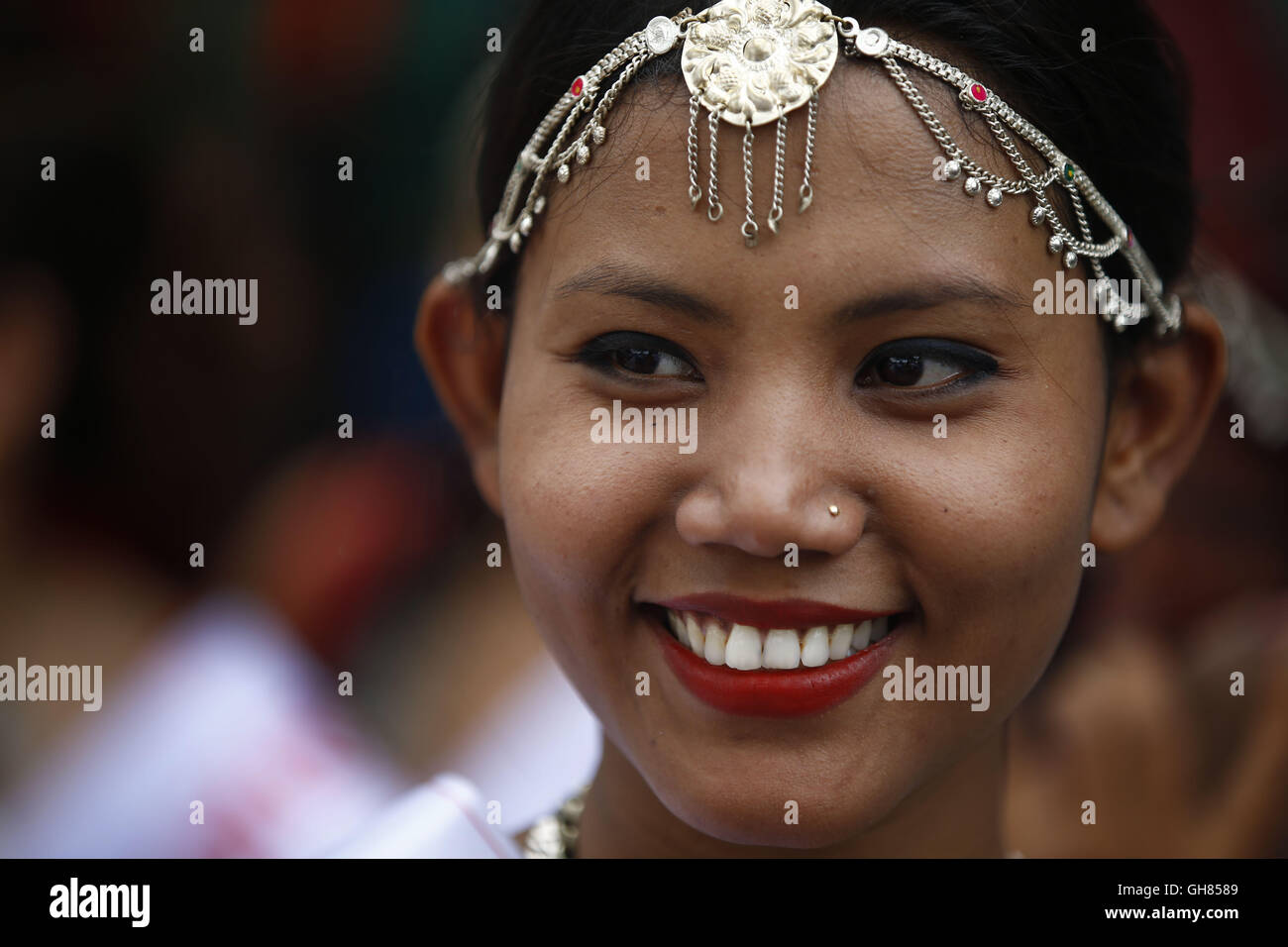 Katmandú, Nepal. 9 ago, 2016. Una mujer nepalesa sonríe mientras participaban en una manifestación para conmemorar el Día Internacional de las Poblaciones Indígenas del Mundo, en Katmandú (Nepal) el martes, 9 de agosto de 2016. Este día se celebra en todo el mundo para promover y proteger los derechos de las poblaciones indígenas del mundo. © Skanda Gautam/Zuma alambre/Alamy Live News Foto de stock