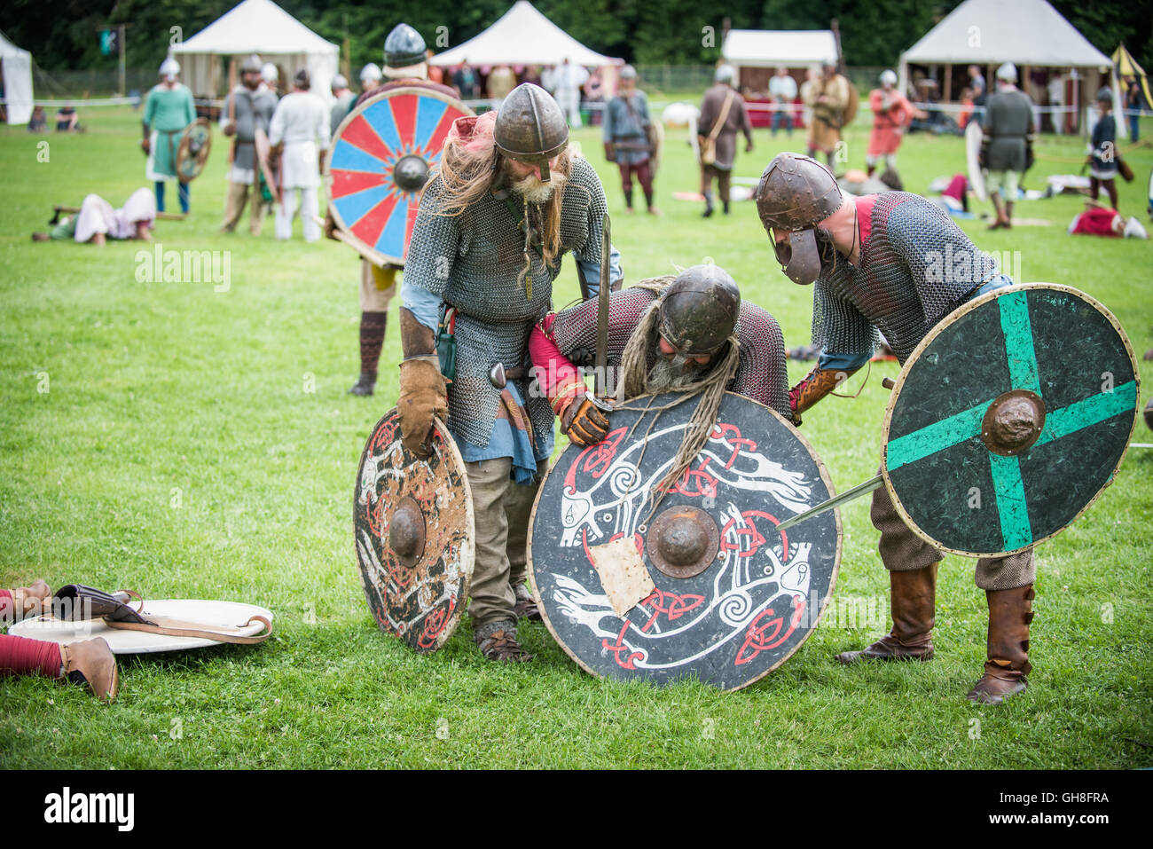 Viking battle re-promulgación. heridos del líder del grupo. Foto de stock