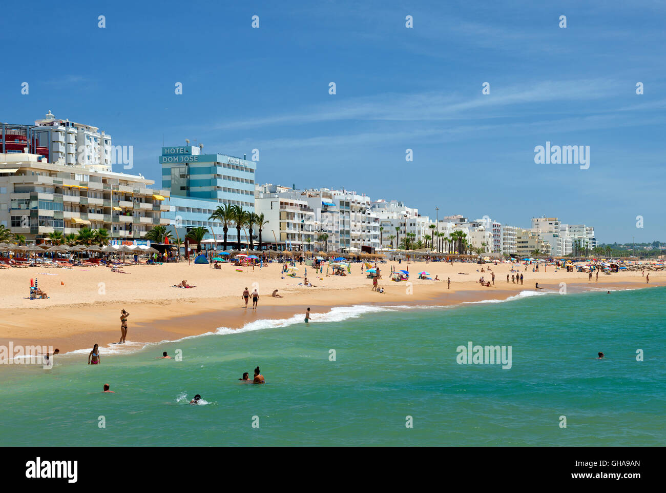 La playa de Quarteira y complejo con el Hotel Dom José, Algarve, Portugal  Fotografía de stock - Alamy