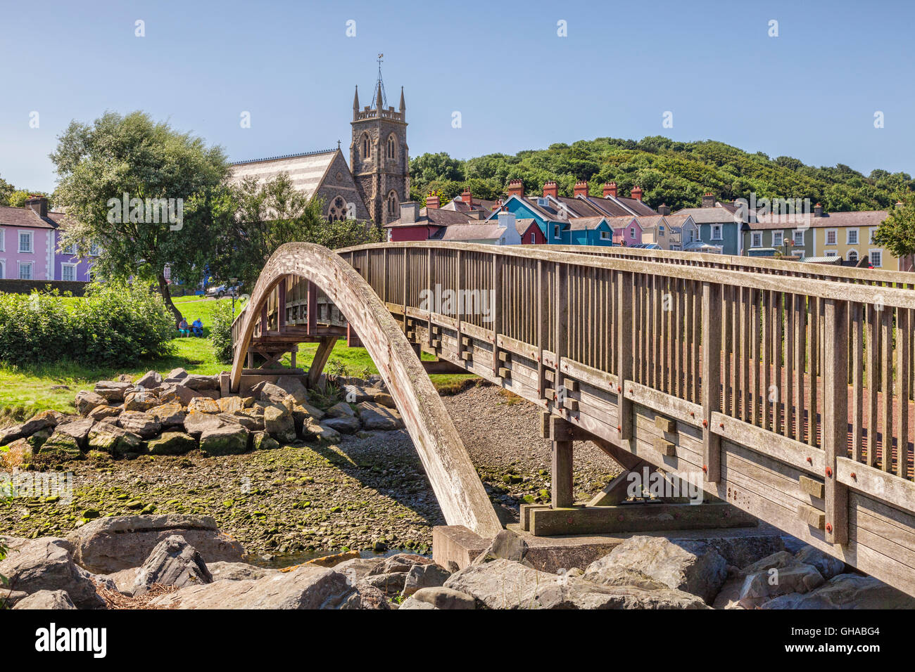 Puente peatonal en Aberaeron, Ceredigion, Gales, Reino Unido Foto de stock