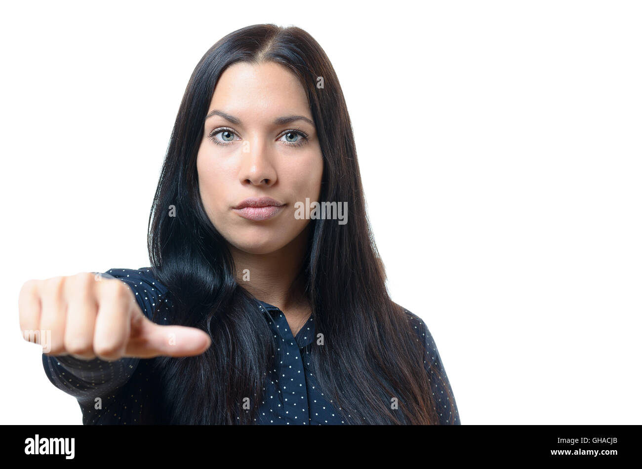 Mujer dando a un mismo gesto con el pulgar una mueca mostrando que ella está indeciso, abstenciones, imparcial o indiferente en una votación Foto de stock
