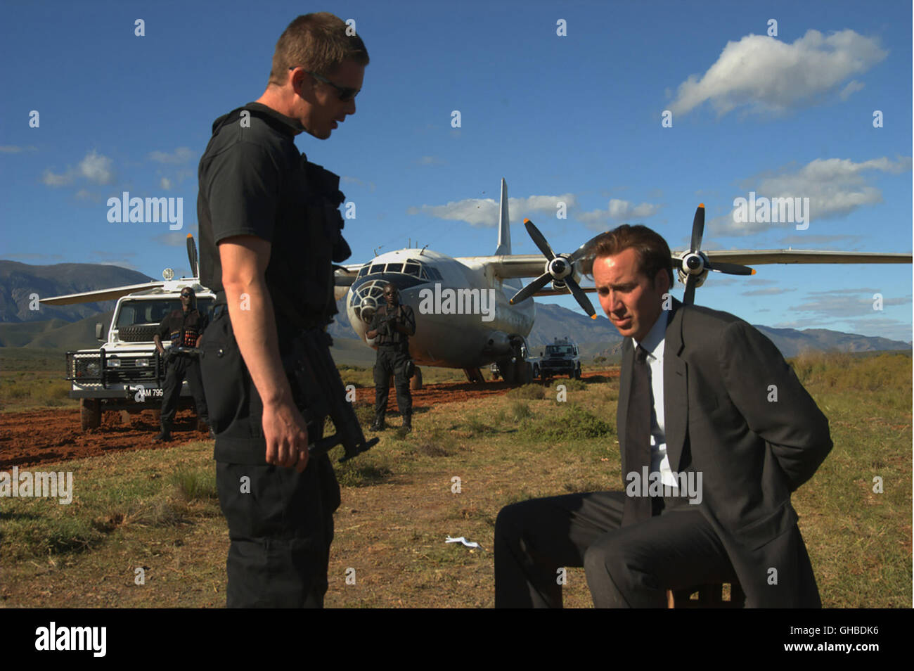 LORD OF WAR - HÄNDLER DES TODES Señor de la Guerra USA 2005 Andrew Niccoló  Jack Valentine (Ethan Hawke), Yuri Orlov (Nicolas Cage) y el fondo: el avión  Regie: Andrew Niccoló aka.