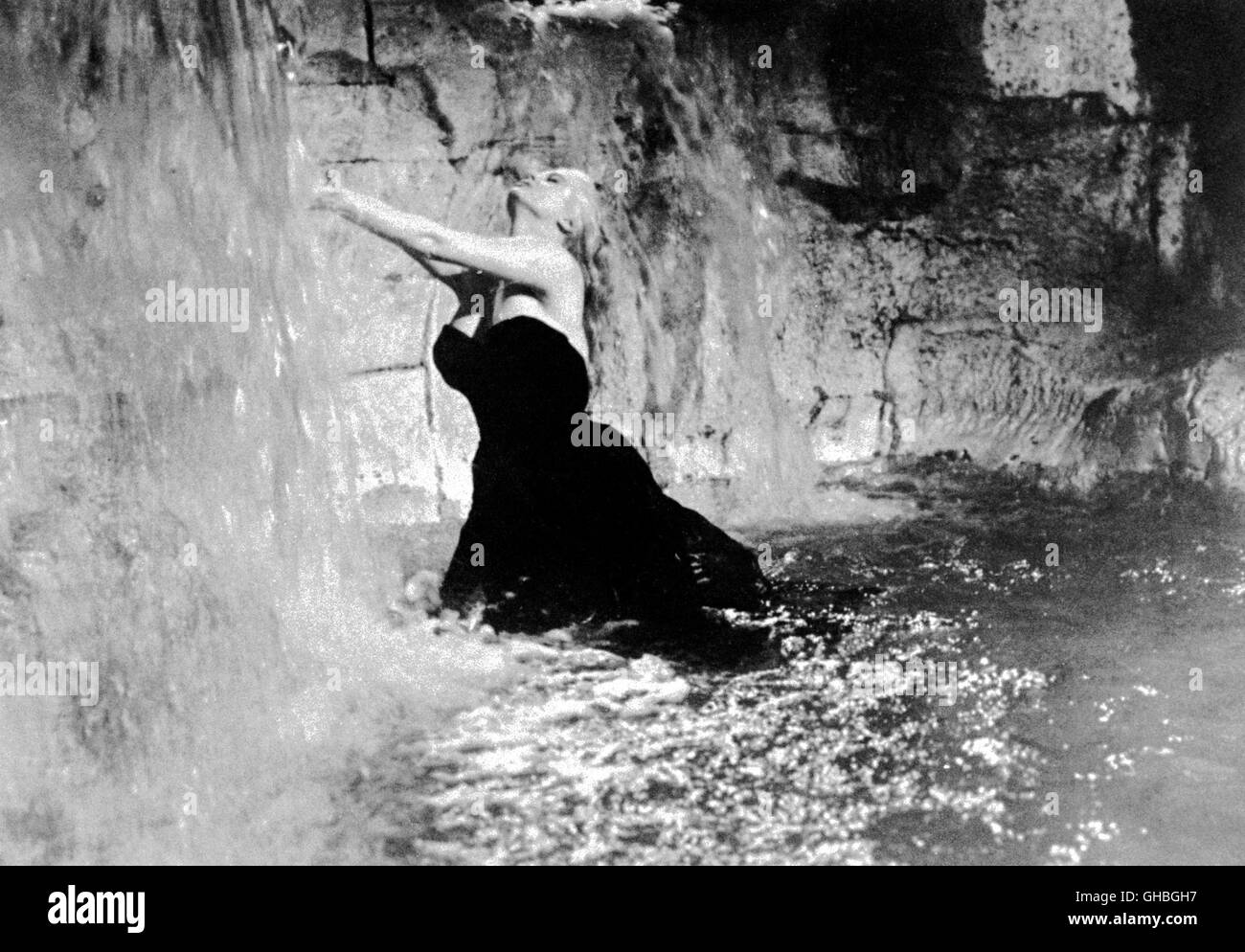 LA DOLCE VITA DAS Leben SÜSSE Italien 1960 Federico Fellini Anita Ekberg  (Sylvia) en una famosa escena donde ella toma un baño en la fuente "Fontana  di Trevi" en Roma. Regie: Federico