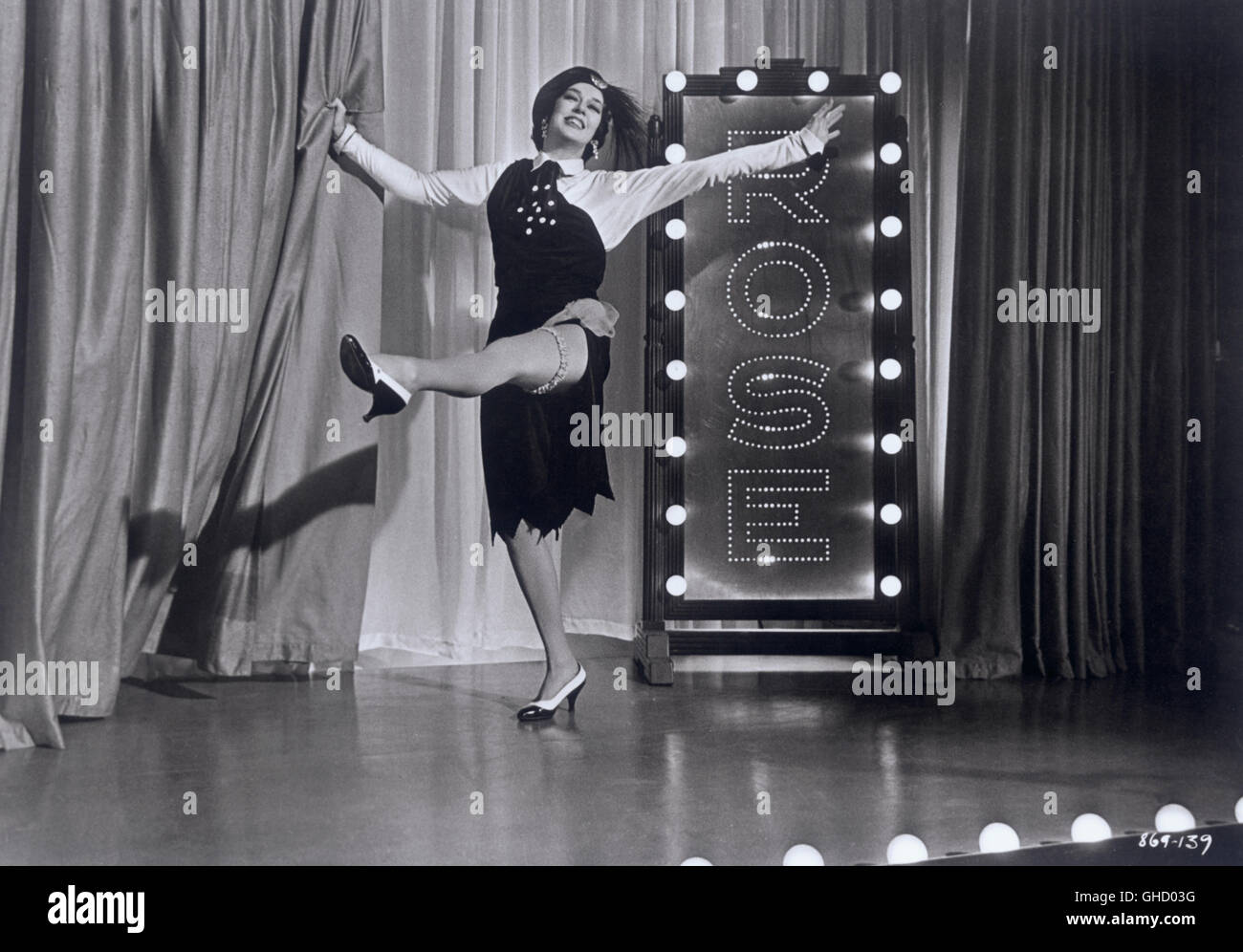 GYPSY USA 1962 Mervyn LeRoy Rosalind Russell (Rose Hovick) bailando en el escenario. Regie: Mervyn LeRoy Foto de stock