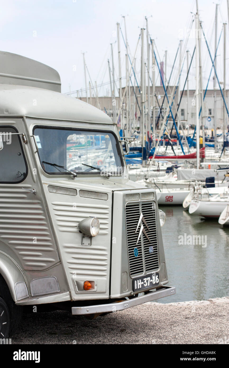Vintage Citroen H van delante de los barcos en un puerto deportivo Foto de stock