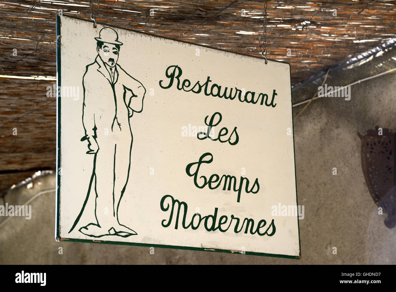 Firmar por Charlie Chaplin Restaurante 'moderna Times' o 'Les Temps Modernes' Cucuron Francia Provence Luberon Foto de stock