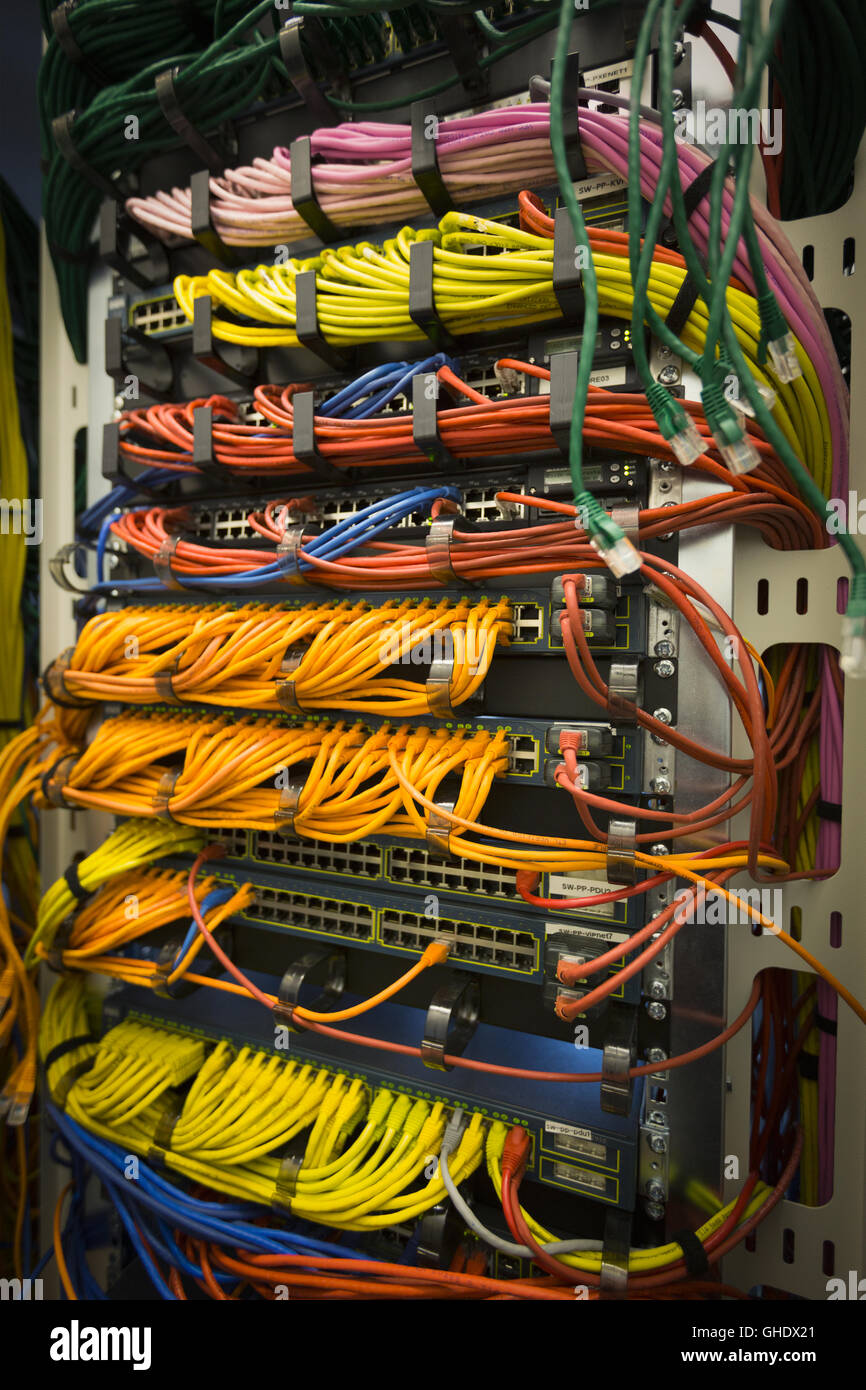 Cables de la sala de servidores multicolor Foto de stock