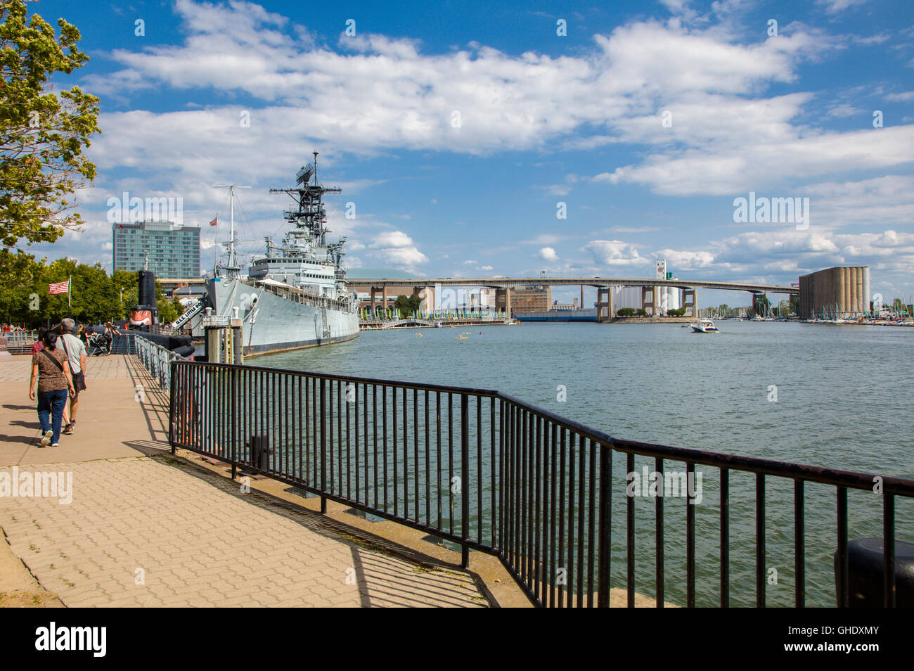 River Walk y barcos en Buffalo y el Condado de Erie & militar naval en el Parque Buffalo River en Búfalo, Nueva York Foto de stock