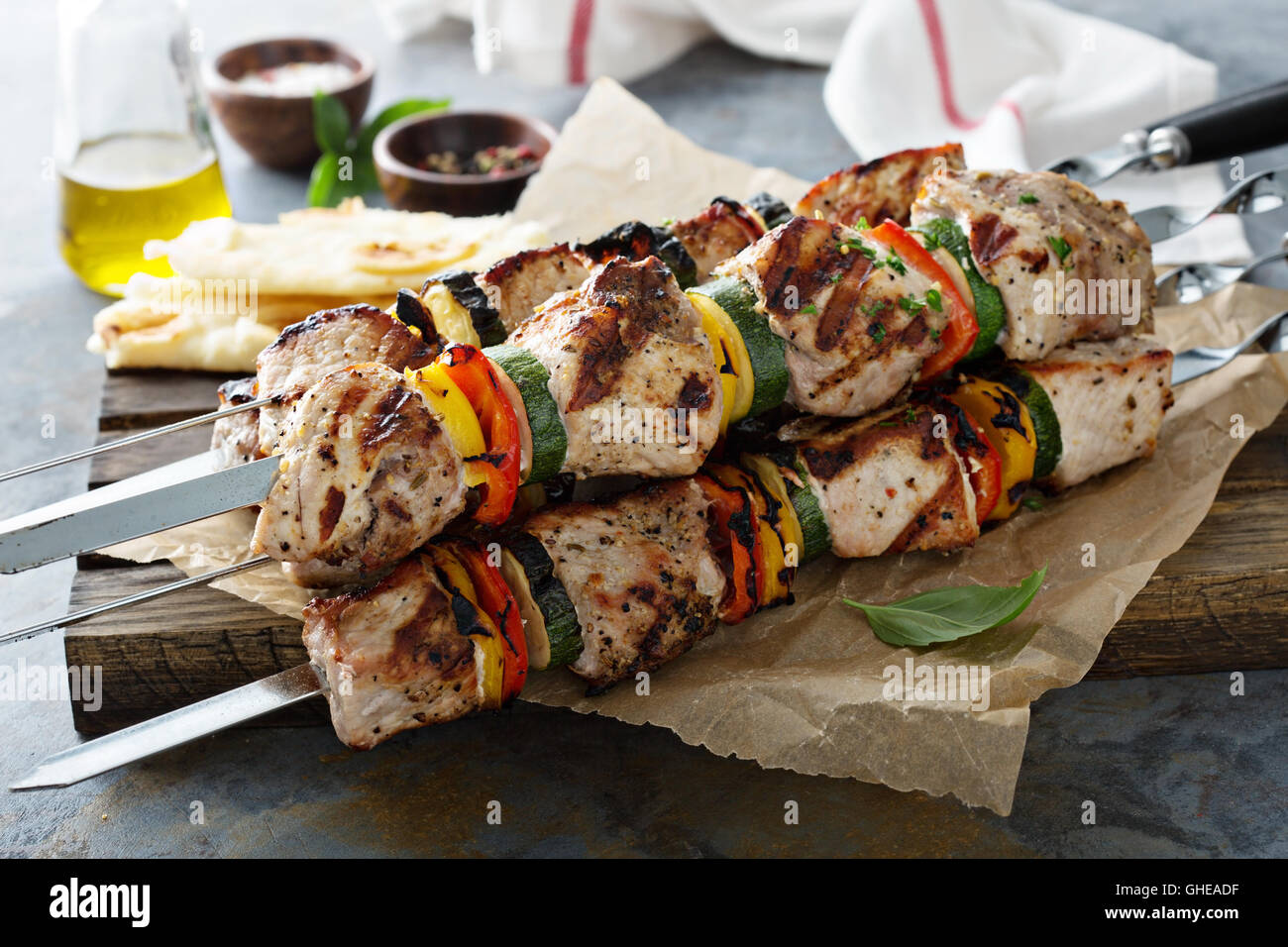 La carne de cerdo y verduras de kebabs. Foto de stock