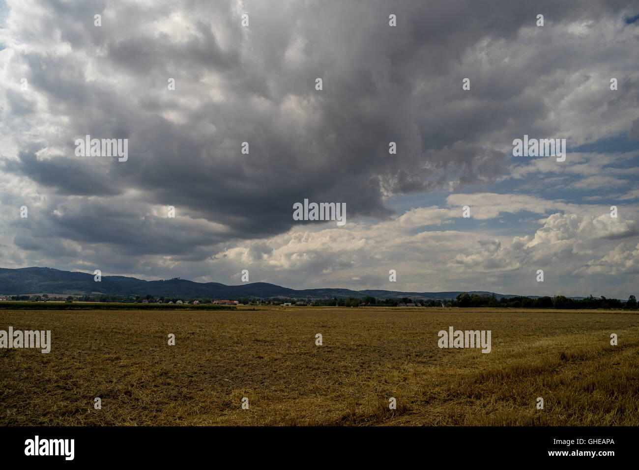 Cielo nublado sobre campos Baja Silesia Polonia Foto de stock