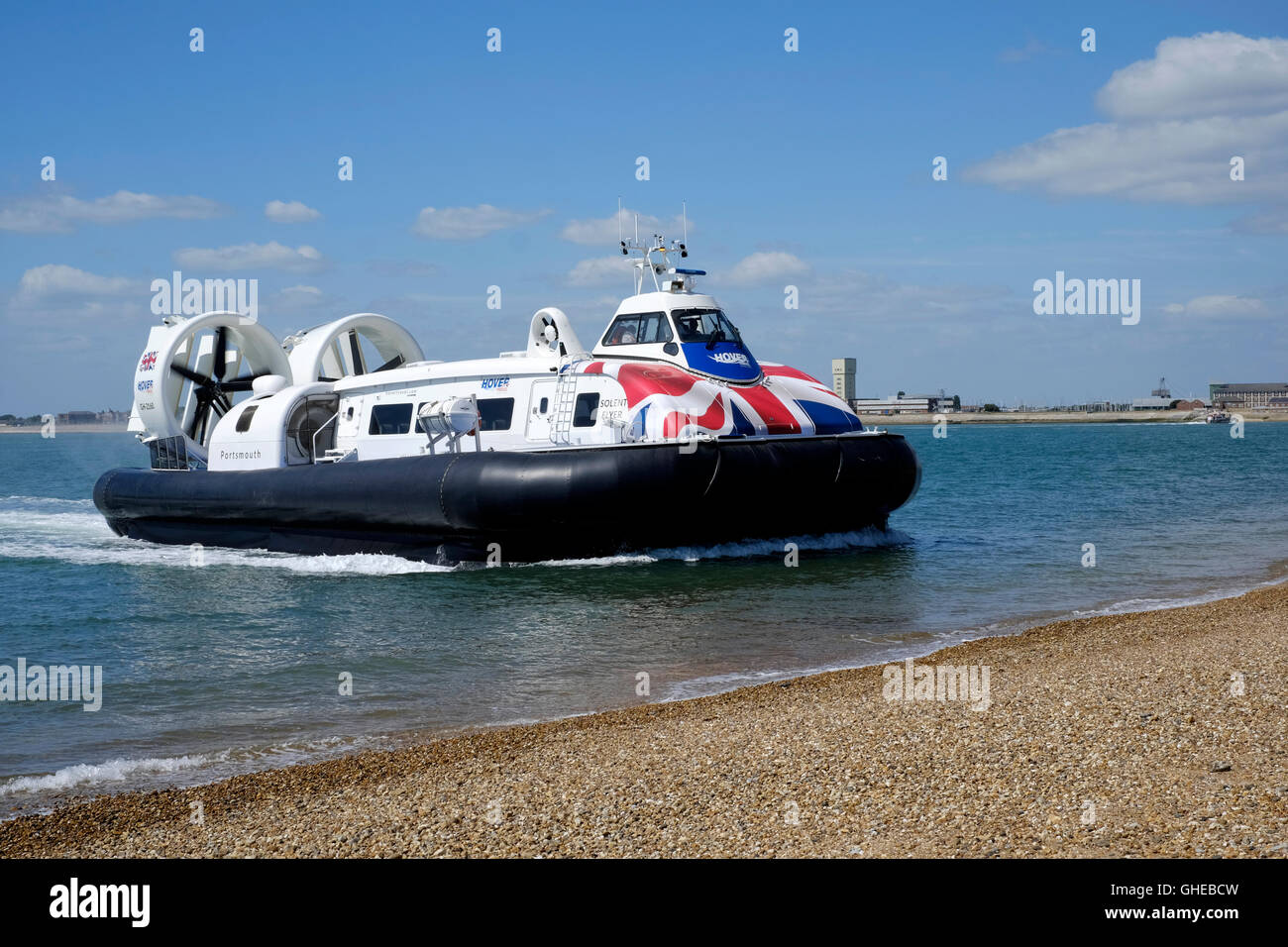 Nuevo folleto solent hovertravel hovercraft sometidos a pruebas de mar off southsea terminal Inglaterra Foto de stock
