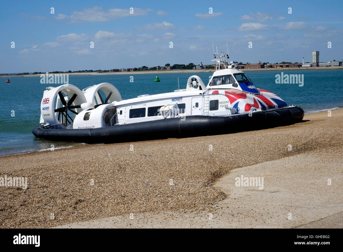 Nuevo folleto solent hovertravel hovercraft sometidos a pruebas de mar off southsea terminal Inglaterra Foto de stock