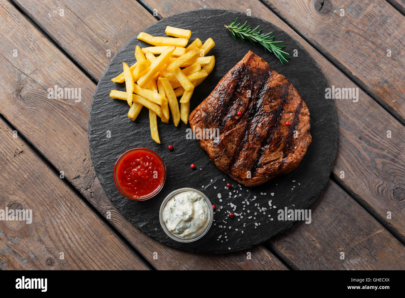 Filete de ternera con papas fritas y salsa Foto de stock