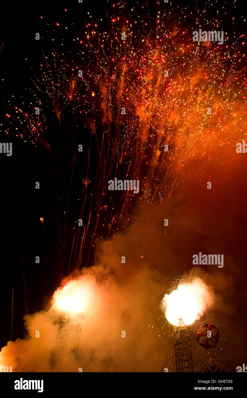 Festival nacional de fuegos artificiales fotografías e imágenes de alta  resolución - Alamy