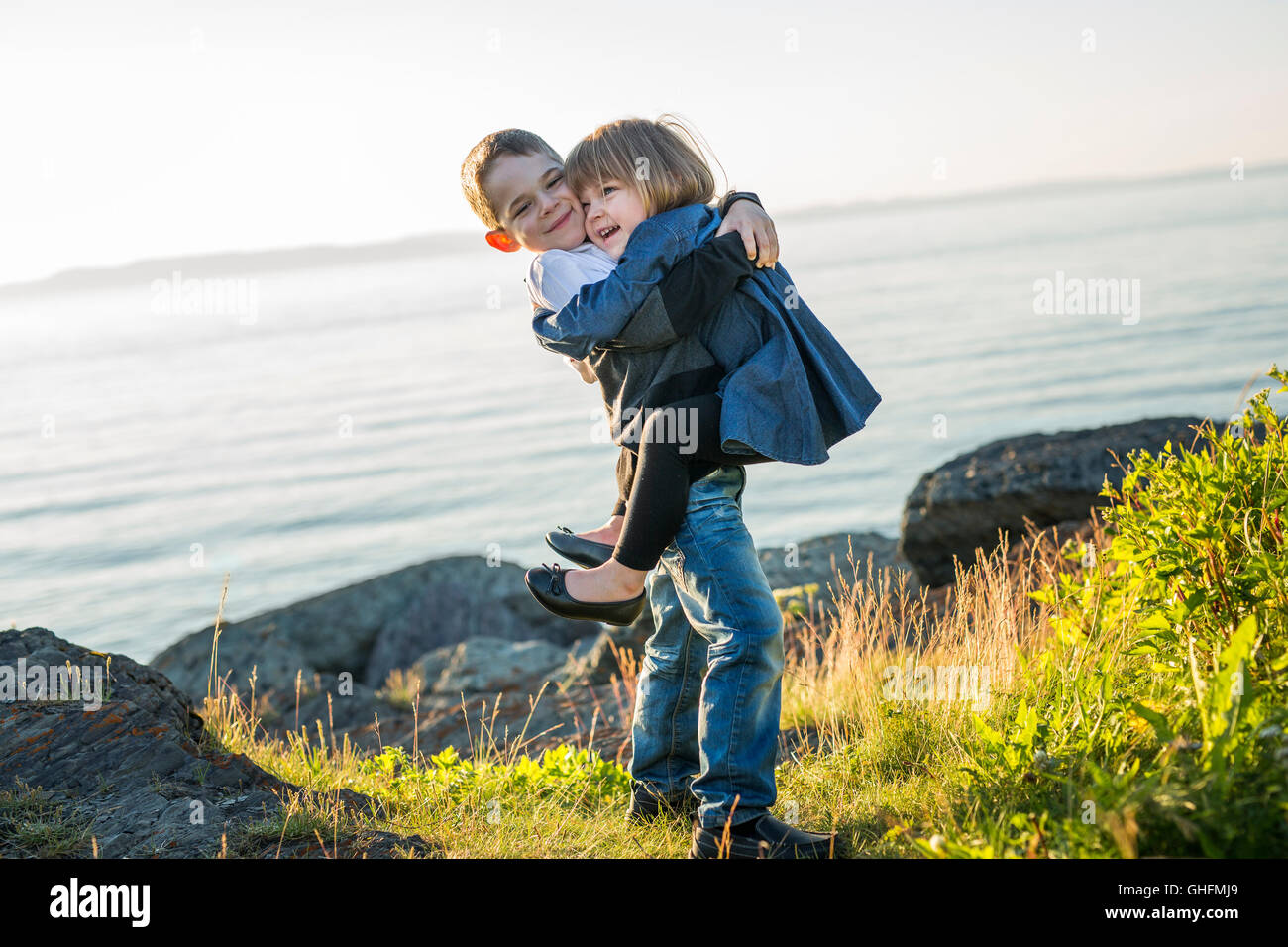 Hermanastro Y Hermanastra Juega Un Nuevo Juego Hermano y hermana jugando Fotos e Imágenes de stock - Alamy