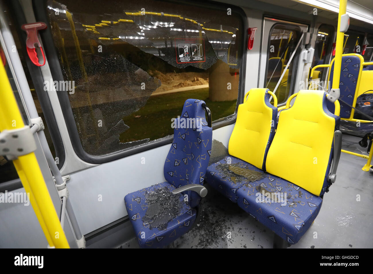 Los daños a los medios de comunicación un autobús en la zona de Deodoro de Río de Janeiro, en el cuarto día de los Juegos Olímpicos de Río de Janeiro, Brasil. Foto de stock
