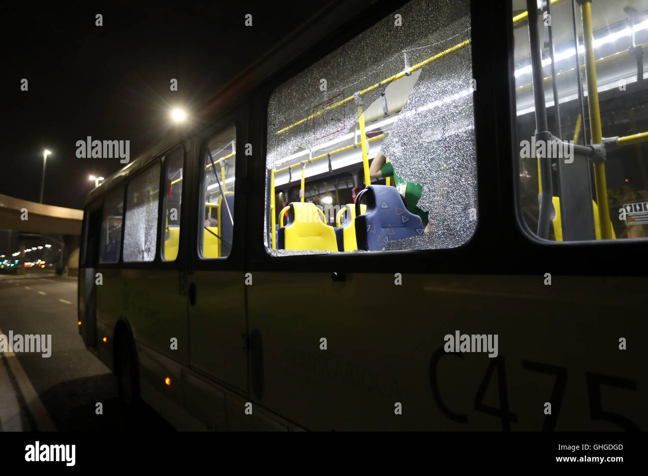 Los daños a los medios de comunicación un autobús en la zona de Deodoro de Río de Janeiro, en el cuarto día de los Juegos Olímpicos de Río de Janeiro, Brasil. Foto de stock