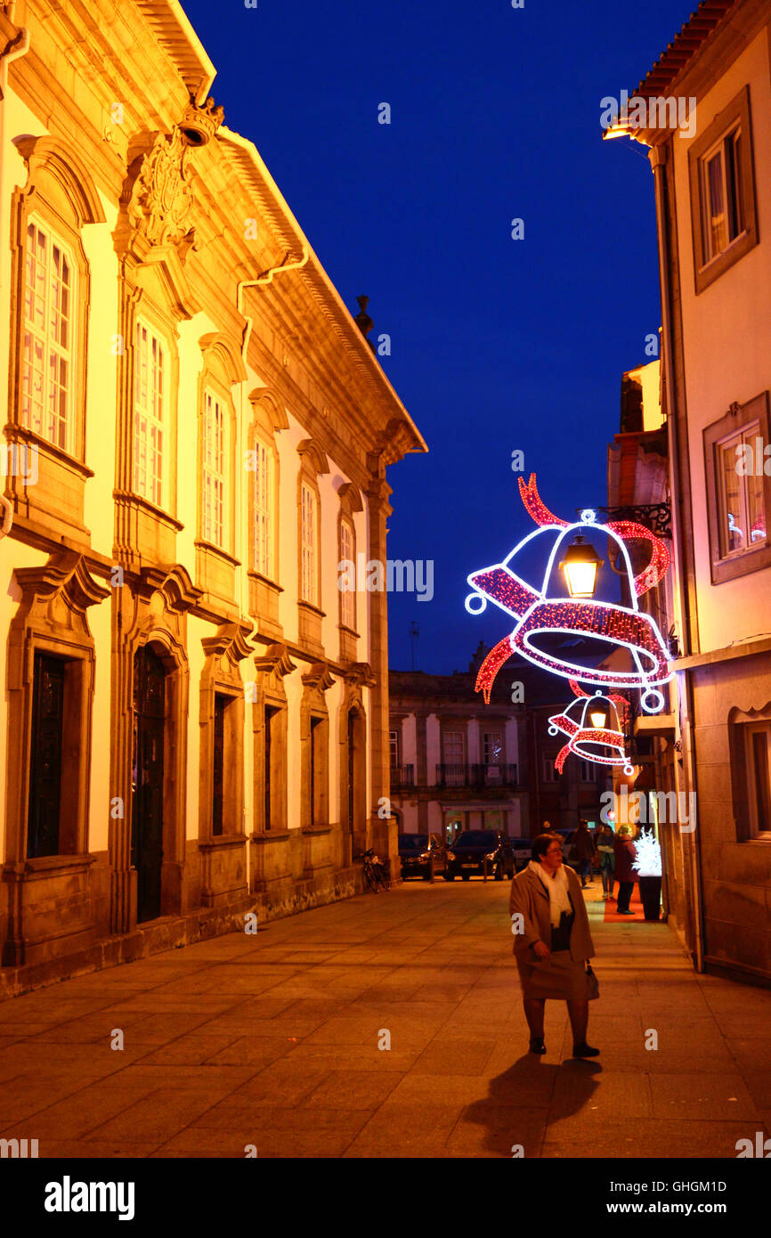 Decoraciones navideñas en la calle junto a la Capilla de Malheiras al atardecer / hora azul, Viana do Castelo, Provincia de Minho, norte de Portugal Foto de stock